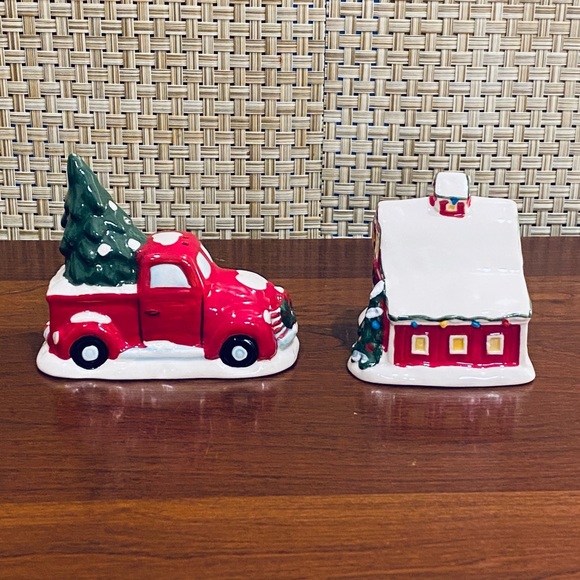🎄🌟HP🌟NWOB Set Christmas Red Truck & Barn Ceramic Salt & Pepper Shakers - Picture 3 of 7